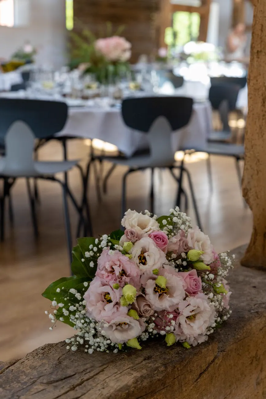 Mesas decoradas com arranjos florais em uma recepção elegante