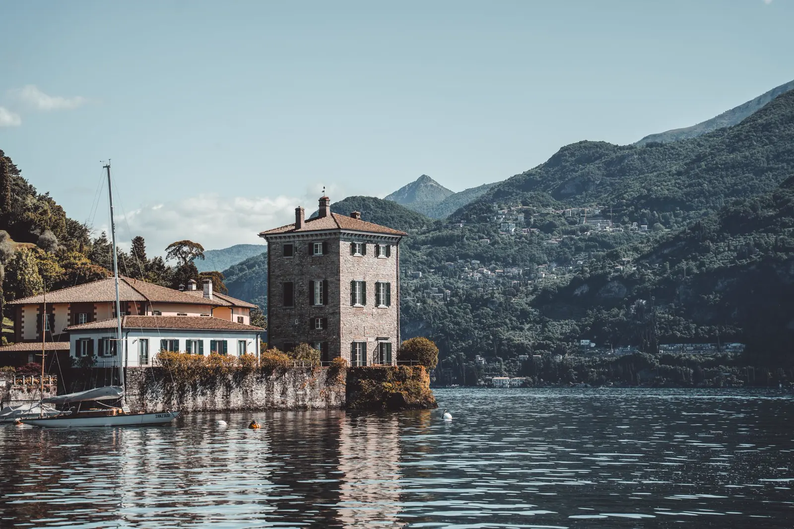 Vilas coloridas à beira do Lago di Como, cercadas por montanhas